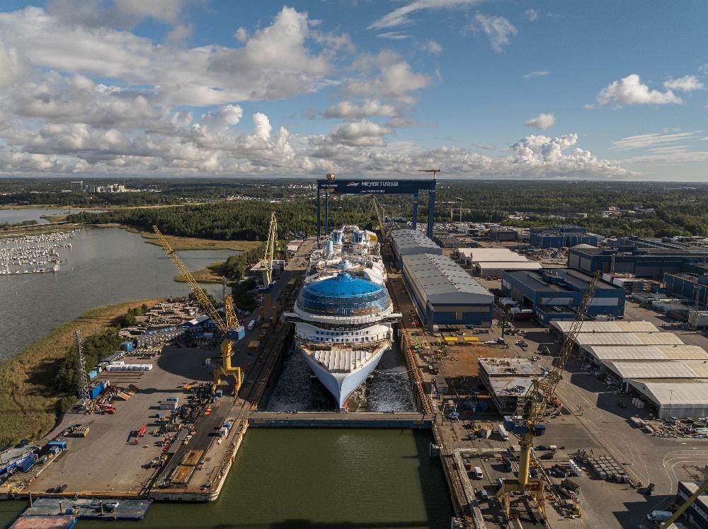 Hero of the Seas nel cantiere Meyer Turku durante il primo galleggiamento