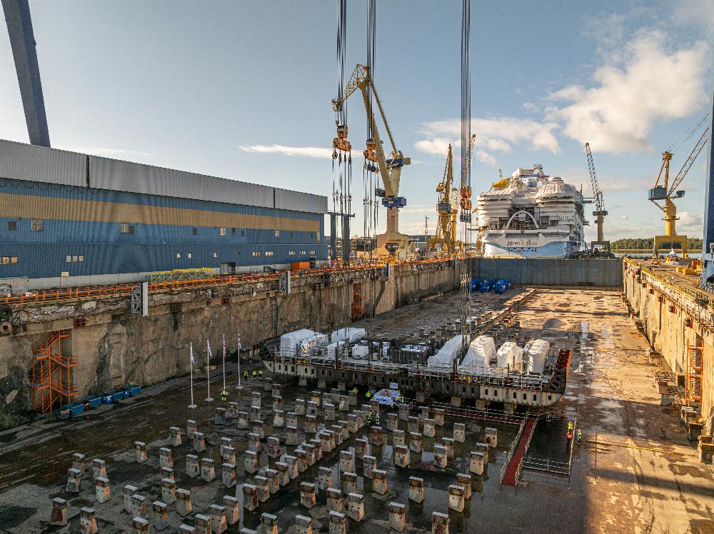 Posa del primo blocco della quinta nave Icon Class nel bacino del cantiere Meyer Turku; Hero of the Seas sullo sfondo.
